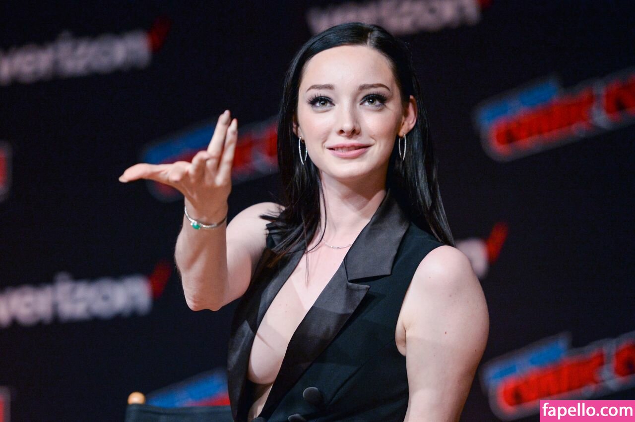 Emma Dumont Emmadumont Nude Leaked Photo Fapello