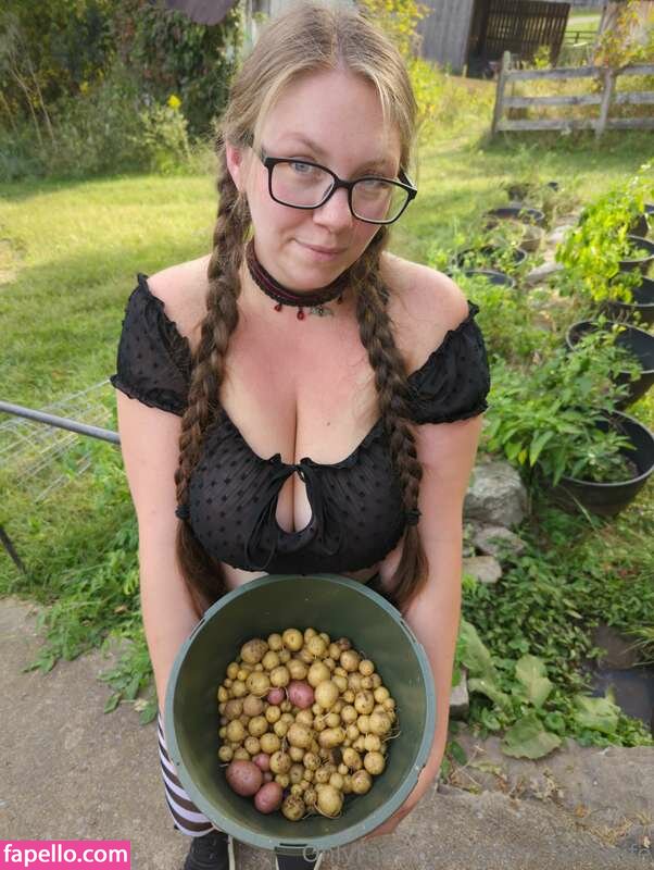 Gothicc Farm Wife Gothiccfarmwife Https Nude Leaked Onlyfans Photo