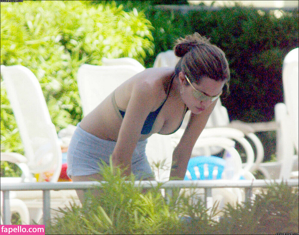 Angelina Jolie leaked nude photo #0216 (Angelina Jolie / angelinajolie)