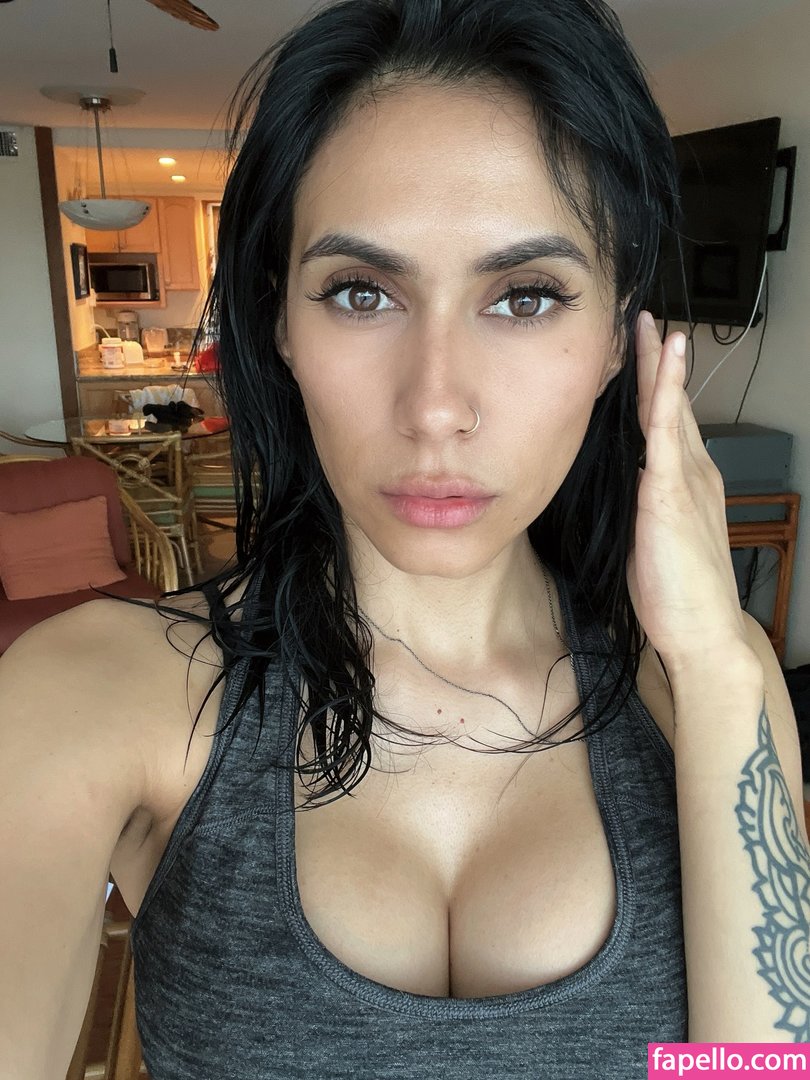 Christina Vee Valenzuela leaked nude photo #0008 (Christina Vee Valenzuela / cristinavox)