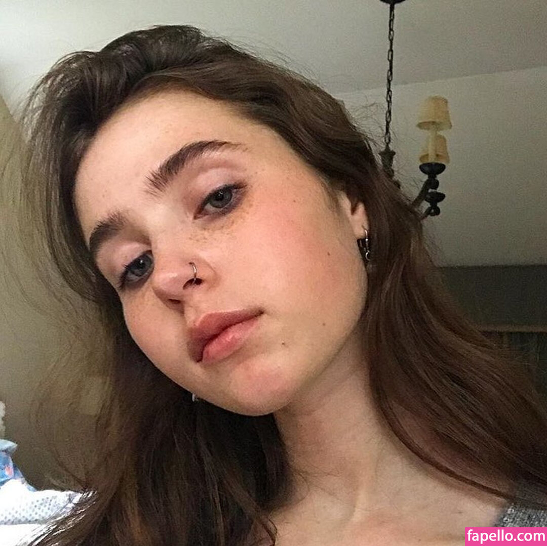 Claire Cottrill / Clairo Nude Leaked Photo #8 - Fapello