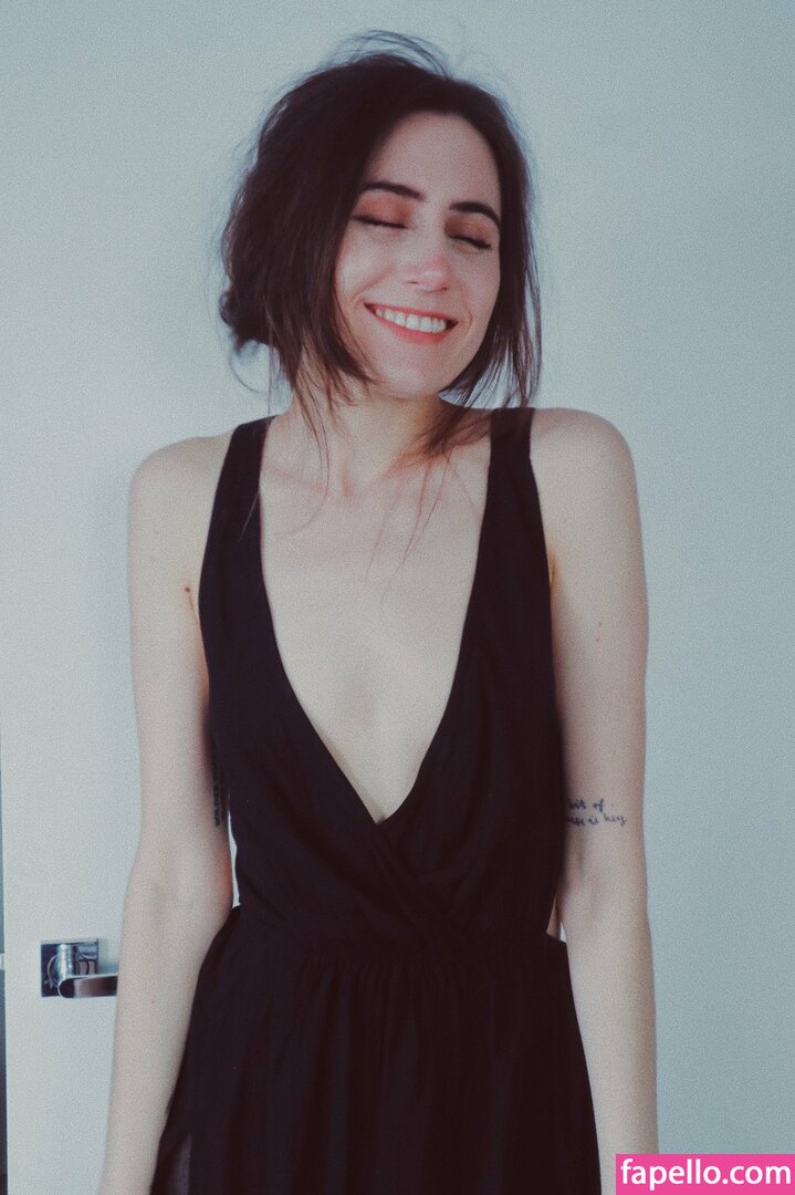 Dodie Clark leaked nude photo #0027 (Dodie Clark / doddleoddle)