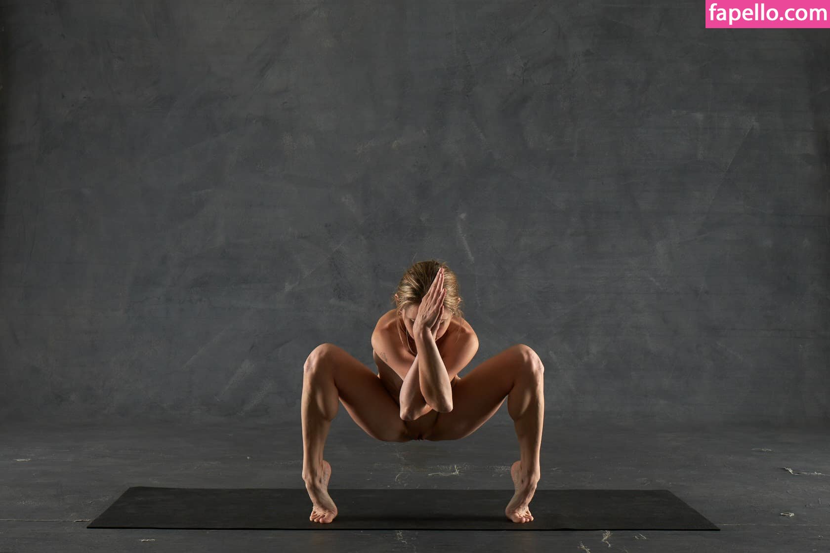 Nackt yoga elke lechner