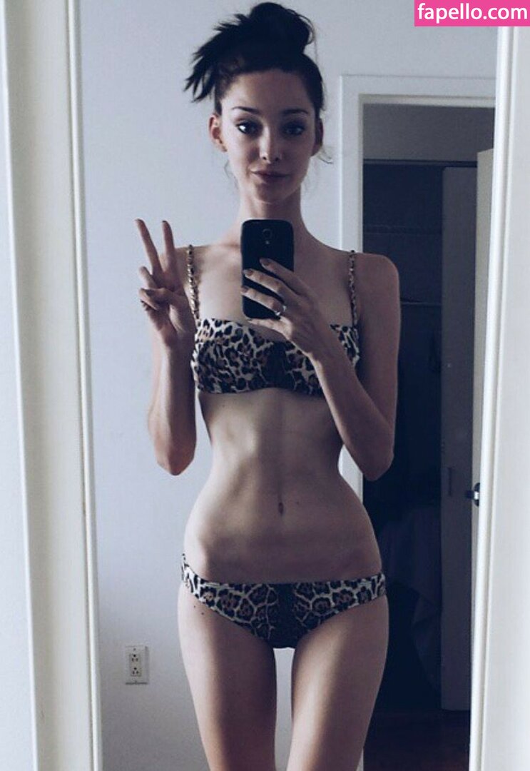 Emma Dumont  emmadumont Nude Leaked Photo 28 - Fapello