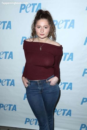 Emma Kenney nude #0008