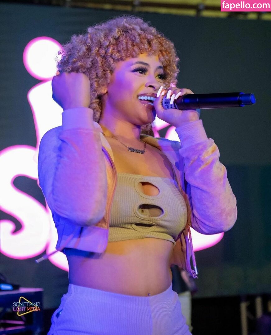 Ice spice showing her pussy on stage