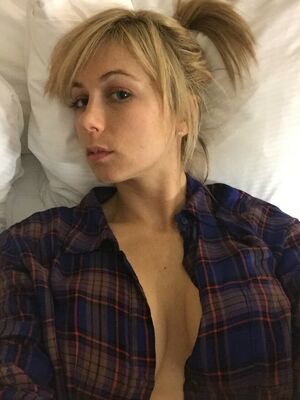 Iliza Shlesinger nude #0198