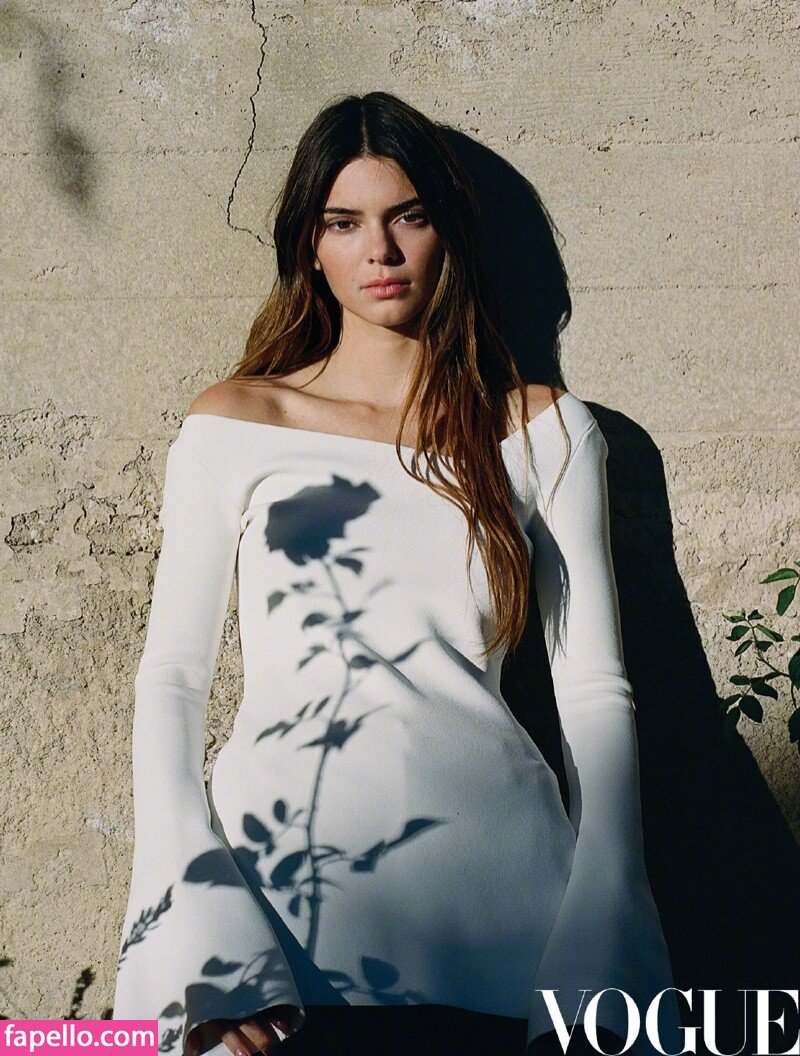 https://fapello.com/content/k/e/kendall-jenner/1000/kendall-jenner_0083.jpg