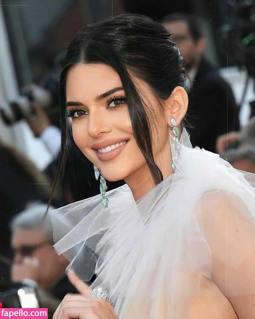 https://fapello.com/content/k/e/kendall-jenner/1000/kendall-jenner_0088.jpg