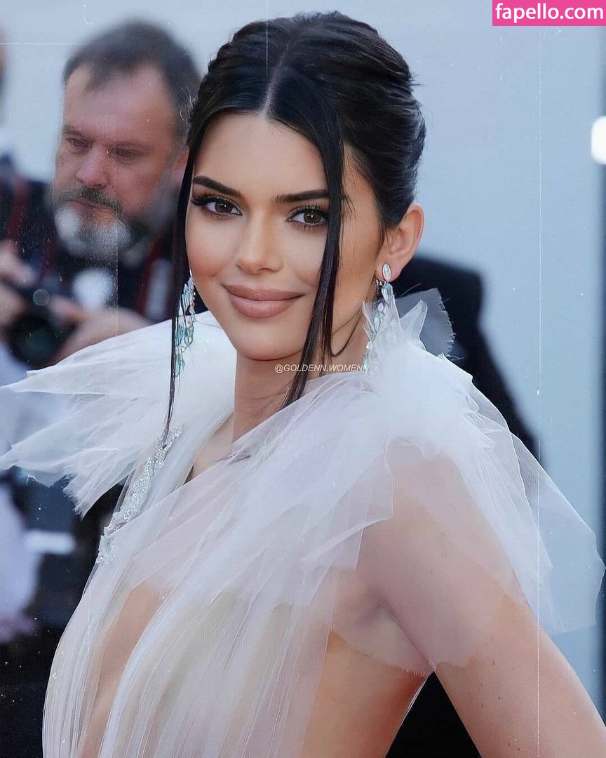 https://fapello.com/content/k/e/kendall-jenner/1000/kendall-jenner_0090.jpg