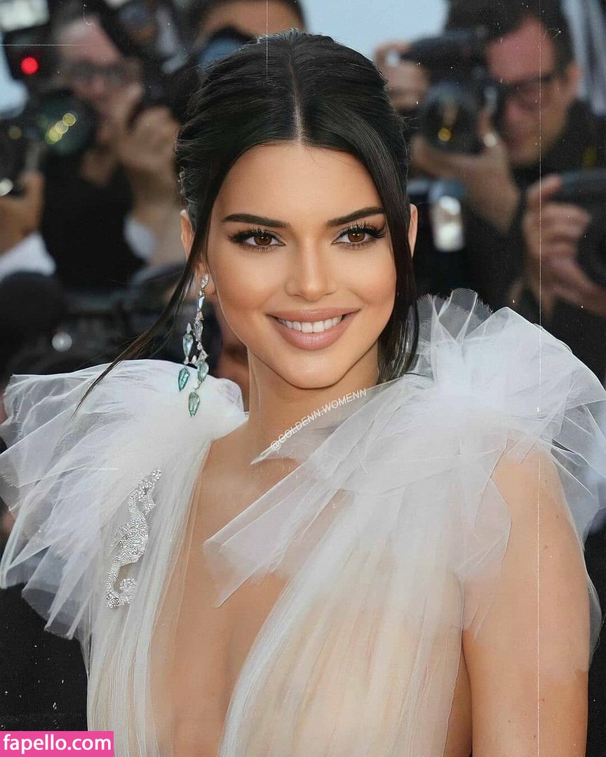 https://fapello.com/content/k/e/kendall-jenner/1000/kendall-jenner_0091.jpg