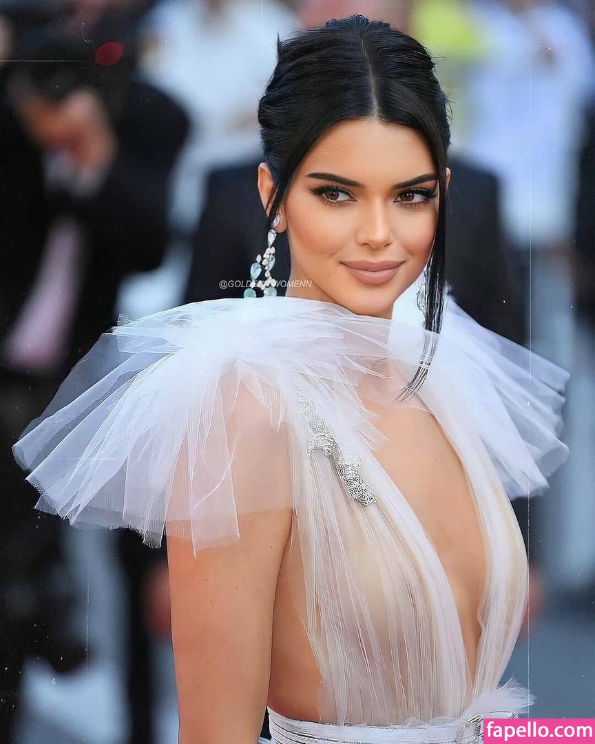 https://fapello.com/content/k/e/kendall-jenner/1000/kendall-jenner_0092.jpg