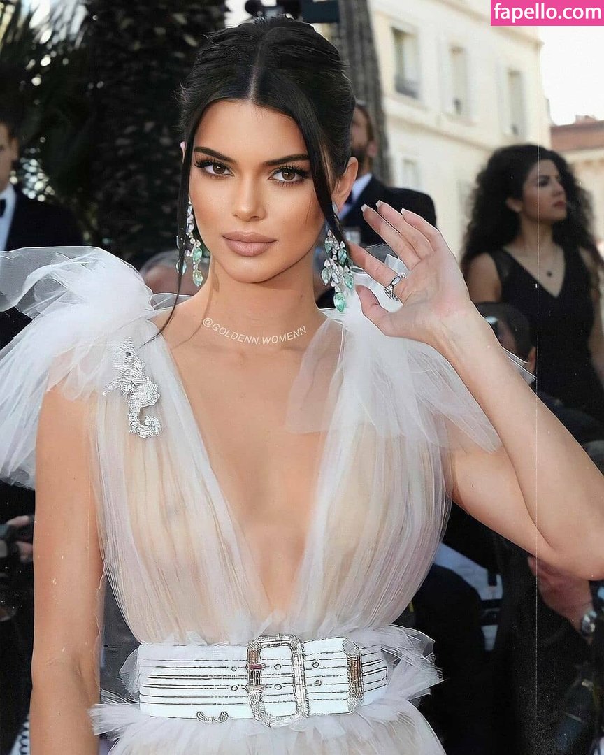 https://fapello.com/content/k/e/kendall-jenner/1000/kendall-jenner_0094.jpg