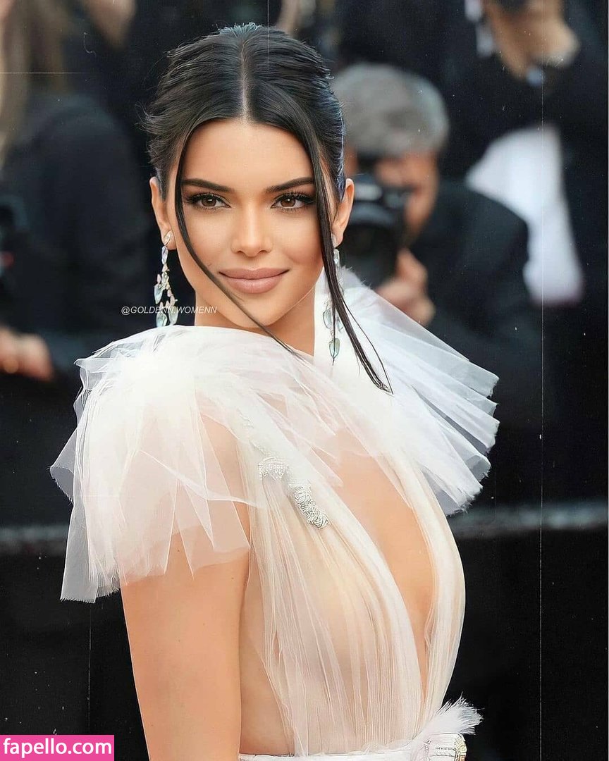 https://fapello.com/content/k/e/kendall-jenner/1000/kendall-jenner_0096.jpg