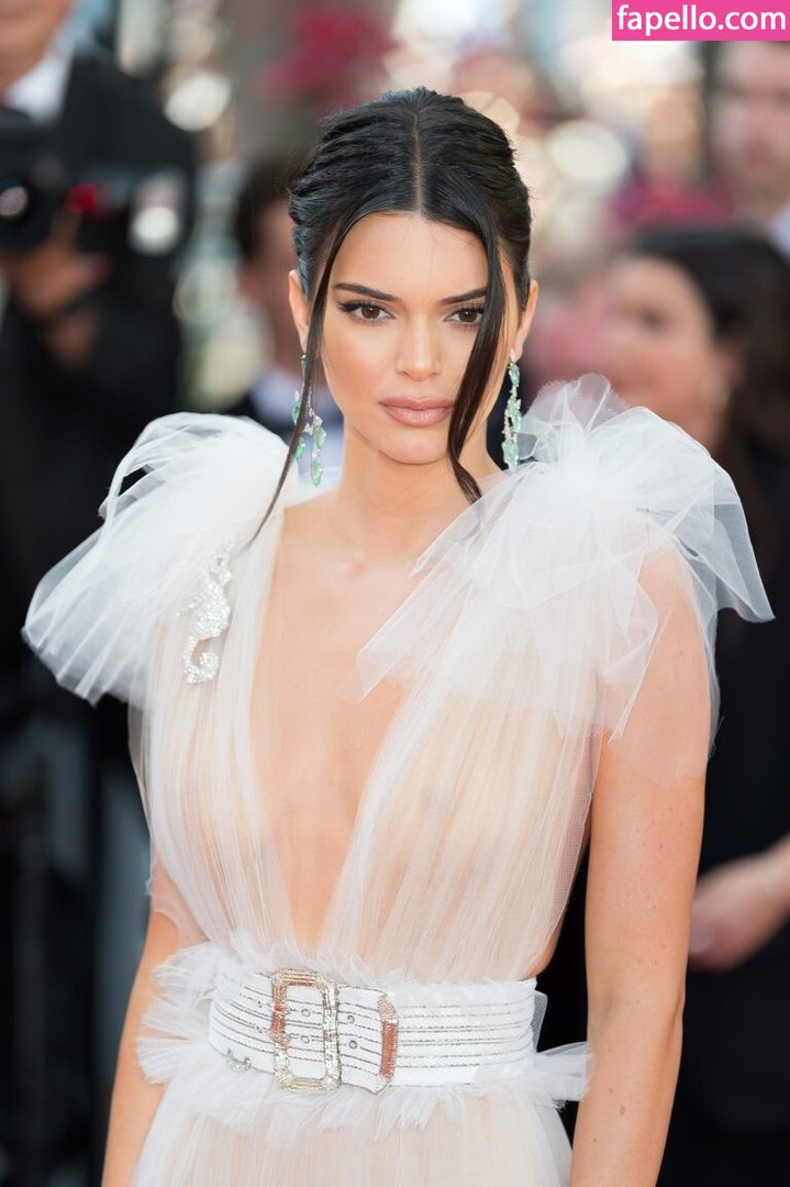 https://fapello.com/content/k/e/kendall-jenner/1000/kendall-jenner_0137.jpg