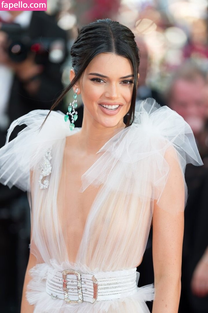 https://fapello.com/content/k/e/kendall-jenner/1000/kendall-jenner_0140.jpg