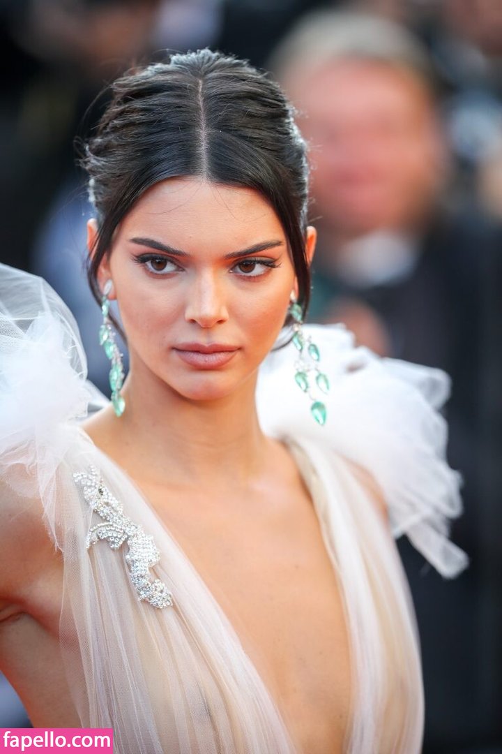 https://fapello.com/content/k/e/kendall-jenner/1000/kendall-jenner_0154.jpg