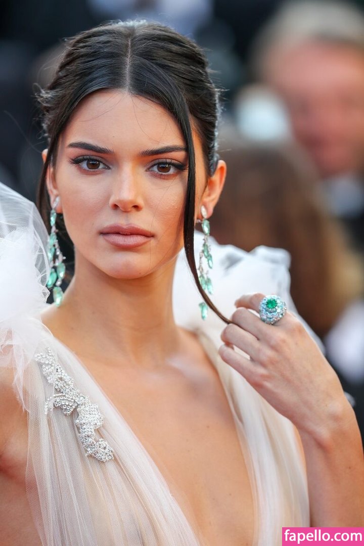 https://fapello.com/content/k/e/kendall-jenner/1000/kendall-jenner_0166.jpg