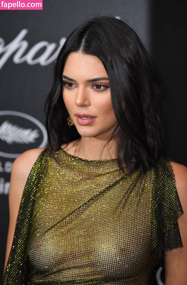 https://fapello.com/content/k/e/kendall-jenner/1000/kendall-jenner_0183.jpg