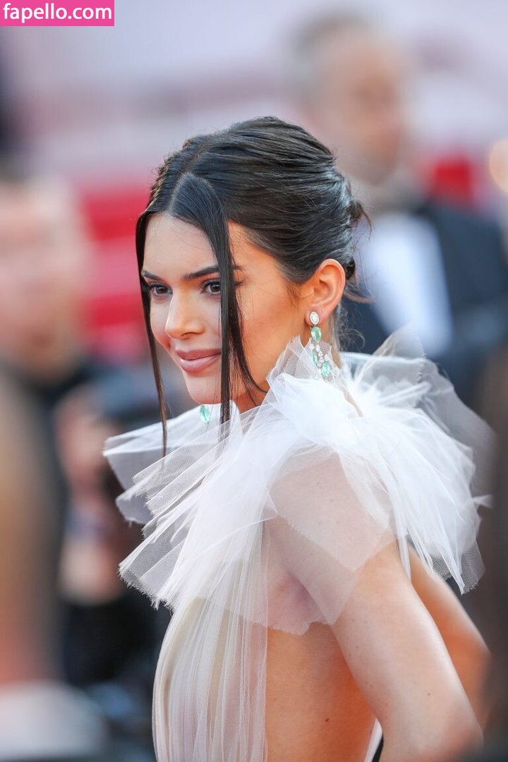 https://fapello.com/content/k/e/kendall-jenner/1000/kendall-jenner_0188.jpg