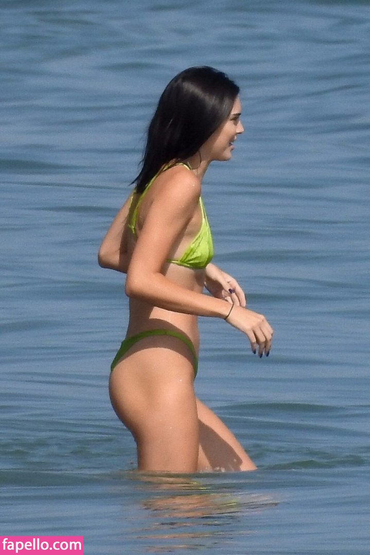 https://fapello.com/content/k/e/kendall-jenner/1000/kendall-jenner_0224.jpg