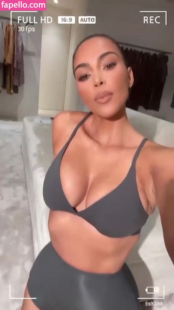 https://fapello.com/content/k/i/kim-kardashian/1000/kim-kardashian_0041.jpg