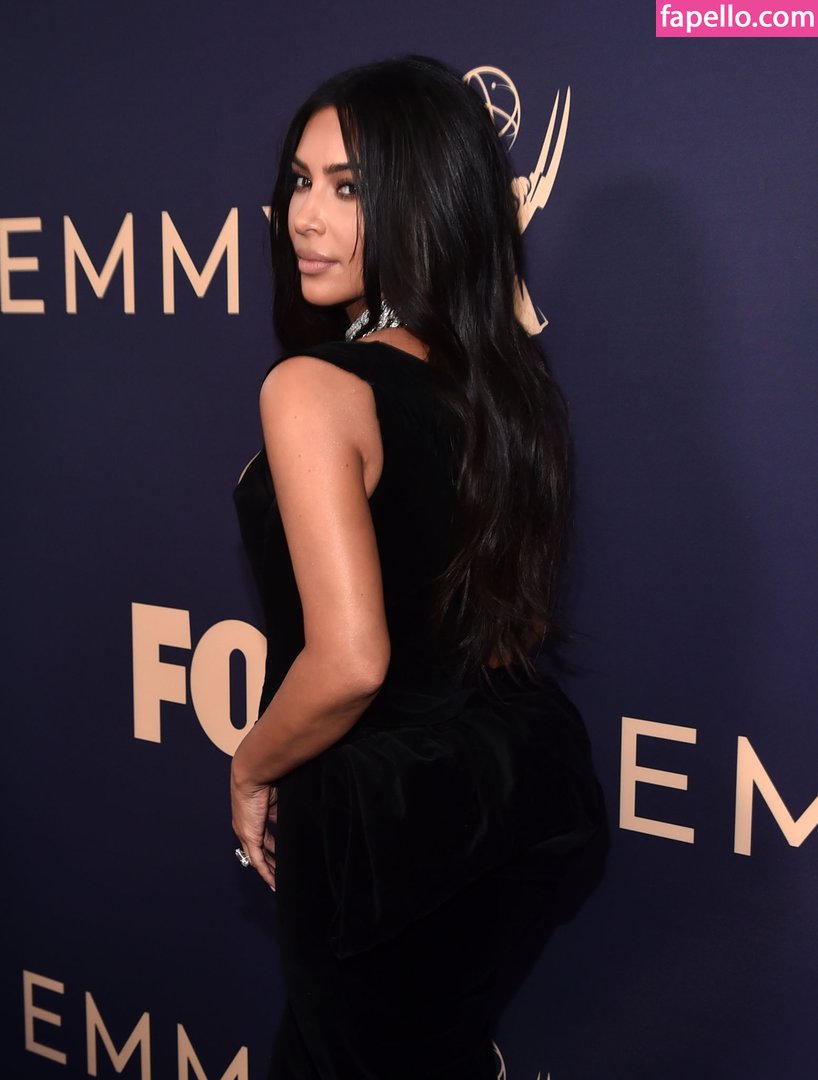 https://fapello.com/content/k/i/kim-kardashian/1000/kim-kardashian_0109.jpg