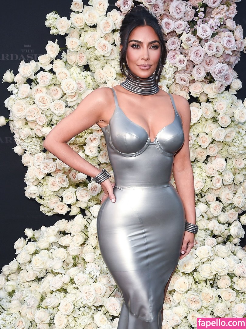 https://fapello.com/content/k/i/kim-kardashian/1000/kim-kardashian_0243.jpg
