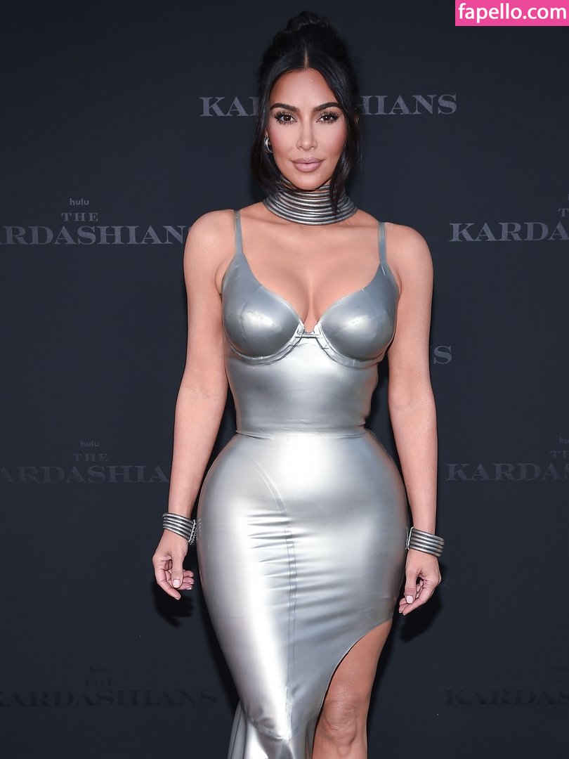 https://fapello.com/content/k/i/kim-kardashian/1000/kim-kardashian_0252.jpg