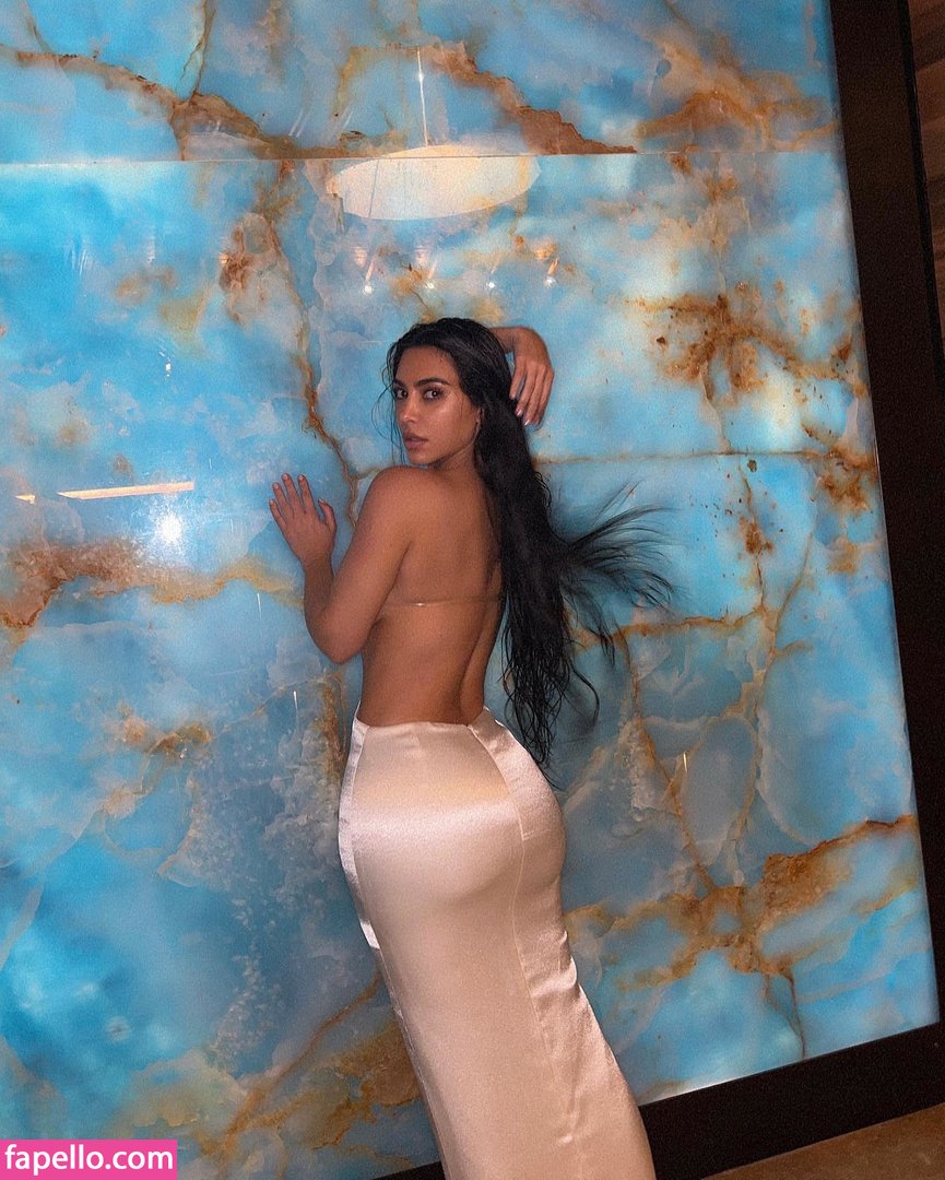 https://fapello.com/content/k/i/kim-kardashian/1000/kim-kardashian_0262.jpg