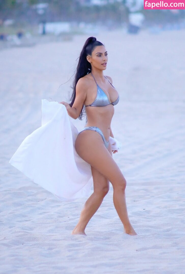 https://fapello.com/content/k/i/kim-kardashian/1000/kim-kardashian_0323.jpg