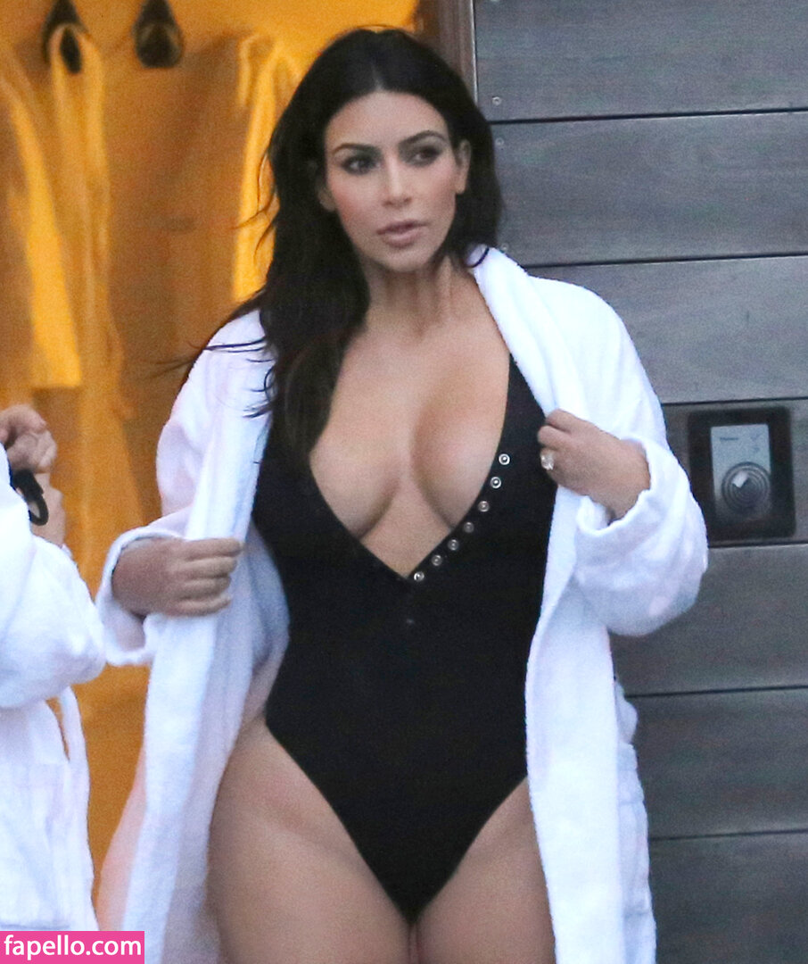https://fapello.com/content/k/i/kim-kardashian/1000/kim-kardashian_0388.jpg