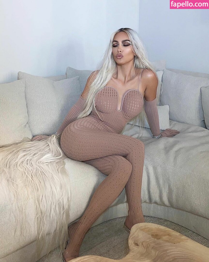 https://fapello.com/content/k/i/kim-kardashian/1000/kim-kardashian_0623.jpg