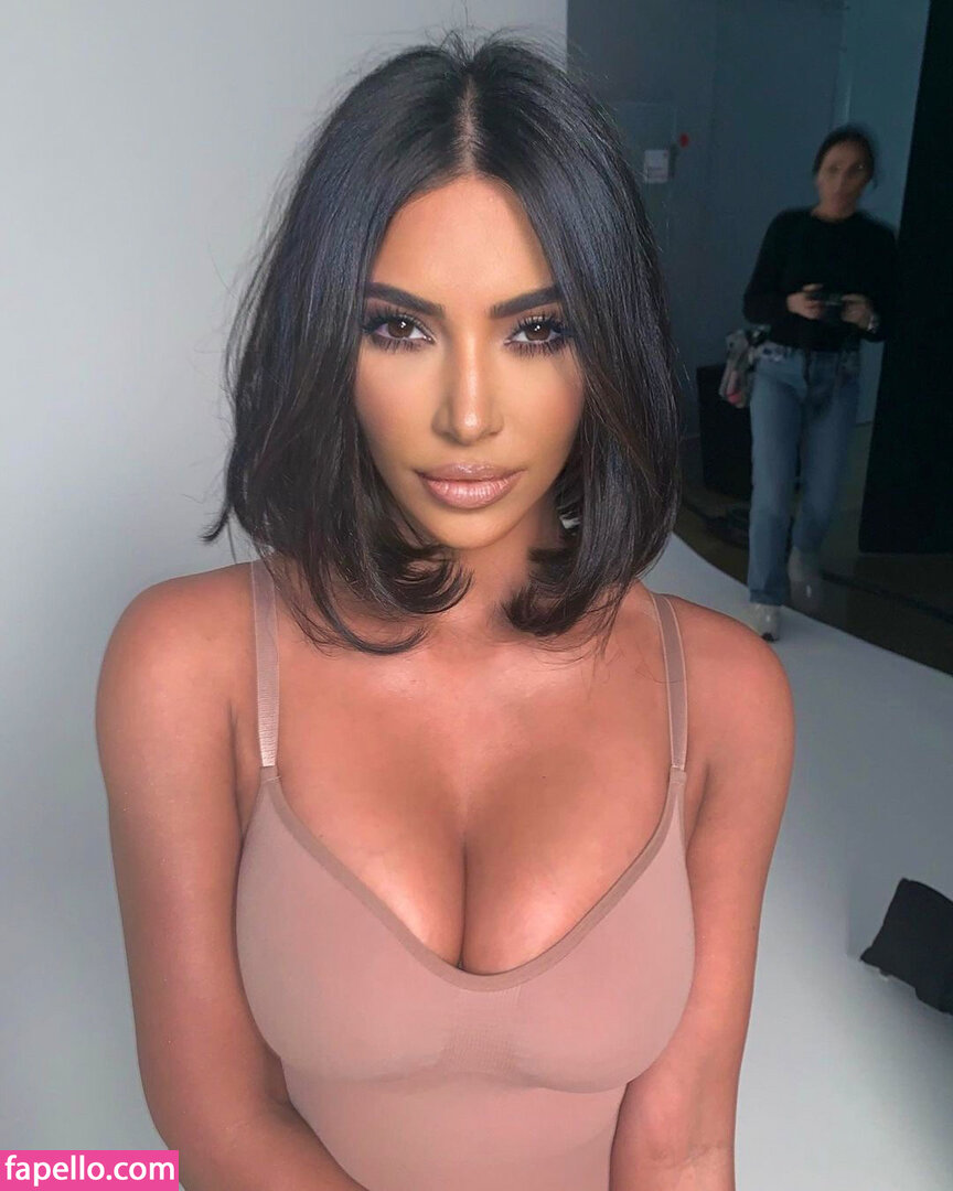 https://fapello.com/content/k/i/kim-kardashian/2000/kim-kardashian_1031.jpg