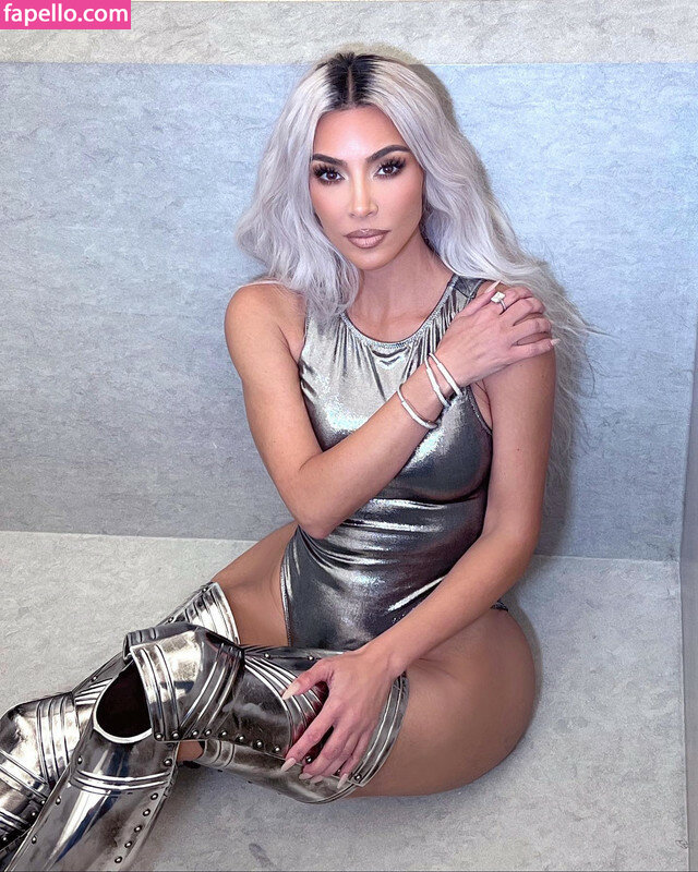 https://fapello.com/content/k/i/kim-kardashian/2000/kim-kardashian_1049.jpg