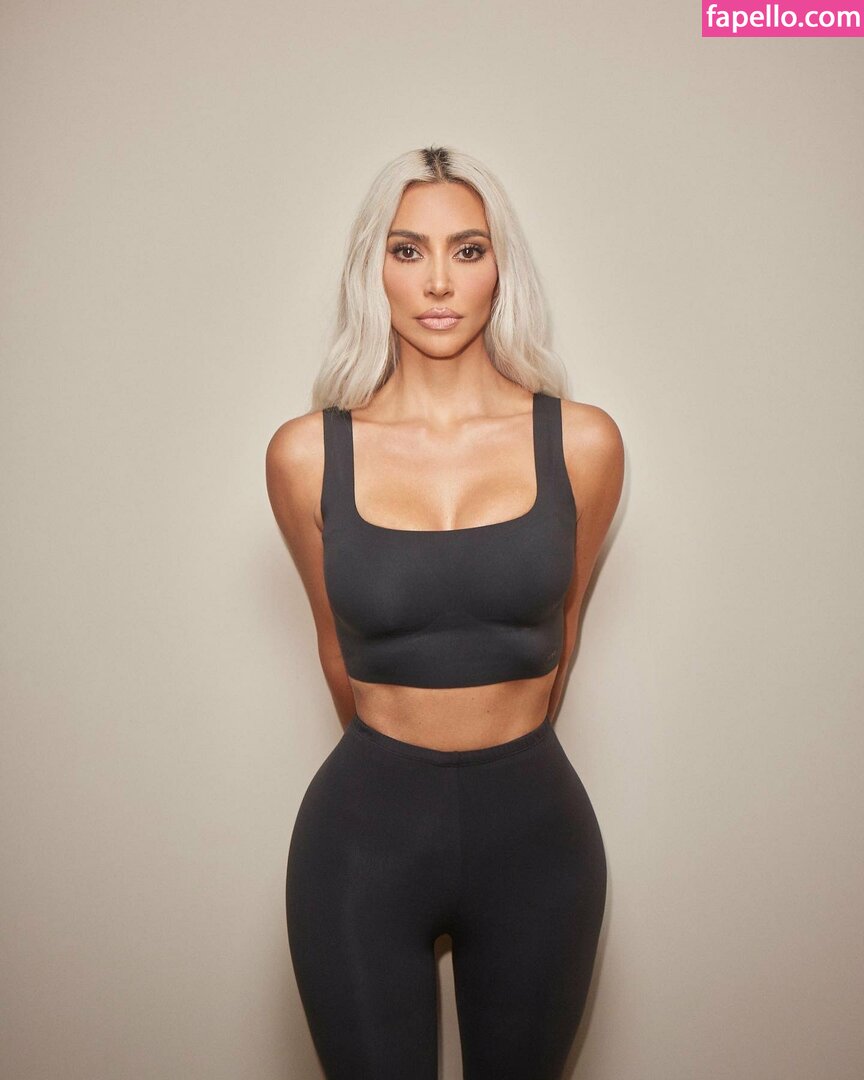 https://fapello.com/content/k/i/kim-kardashian/2000/kim-kardashian_1055.jpg