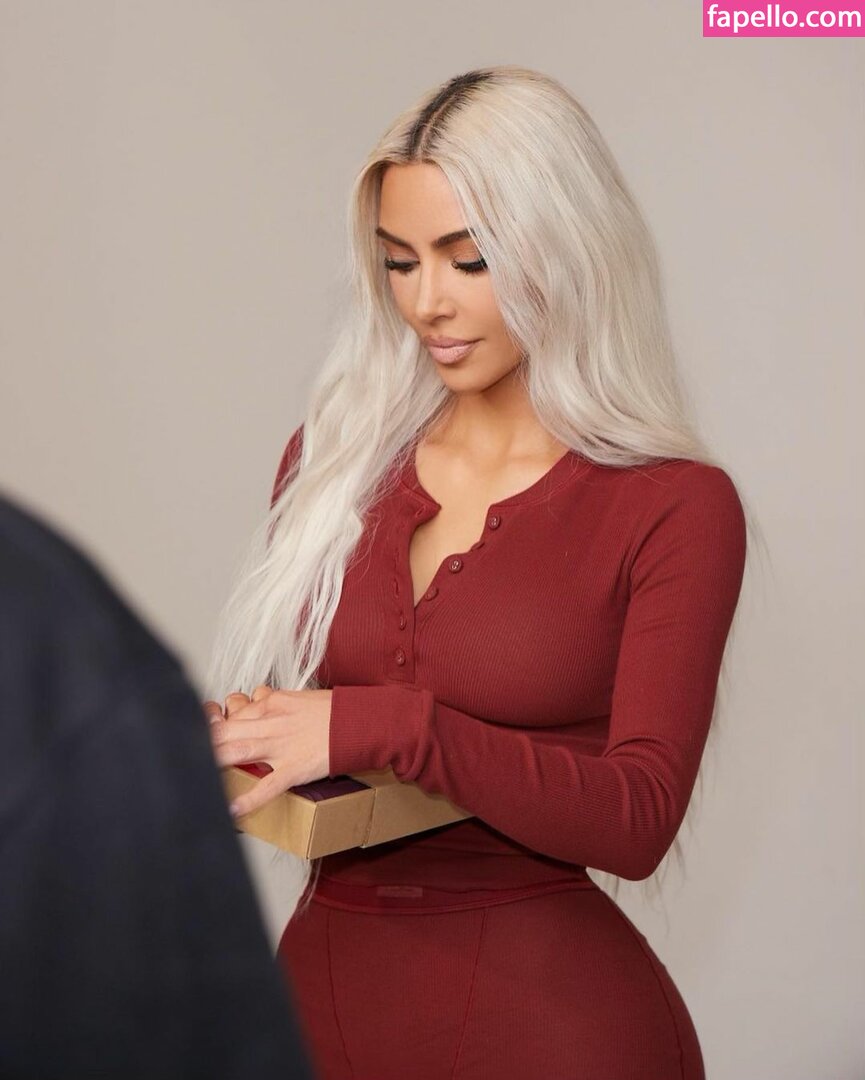 https://fapello.com/content/k/i/kim-kardashian/2000/kim-kardashian_1144.jpg