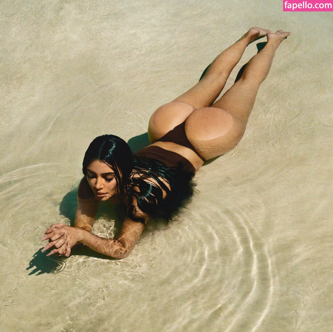 https://fapello.com/content/k/i/kim-kardashian/2000/kim-kardashian_1221.jpg