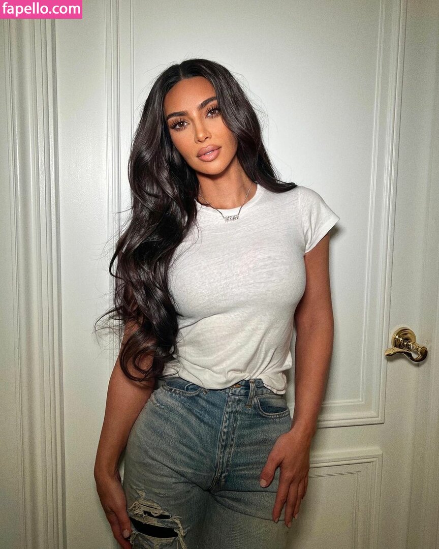 https://fapello.com/content/k/i/kim-kardashian/2000/kim-kardashian_1274.jpg