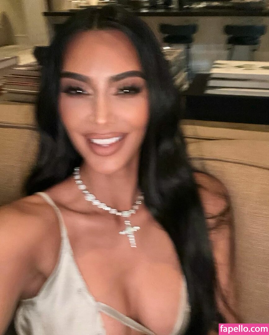 https://fapello.com/content/k/i/kim-kardashian/2000/kim-kardashian_1290.jpg
