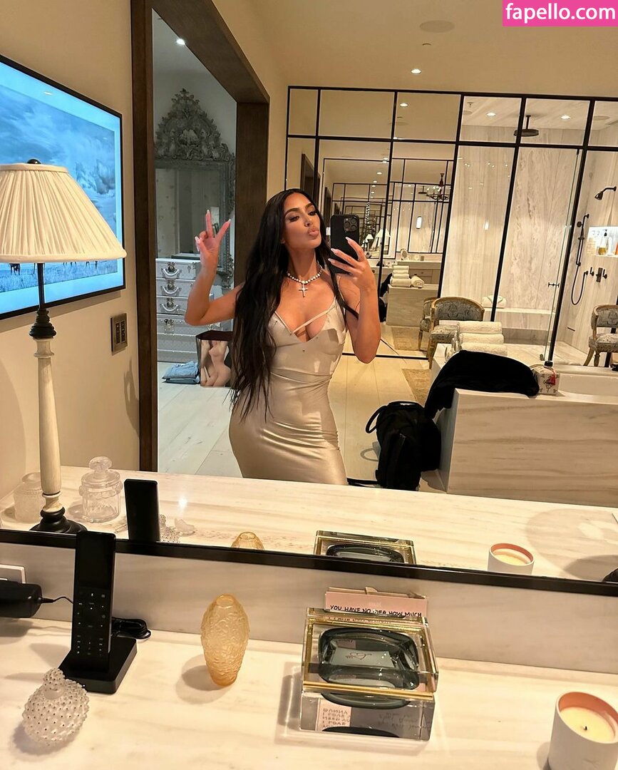 https://fapello.com/content/k/i/kim-kardashian/2000/kim-kardashian_1291.jpg