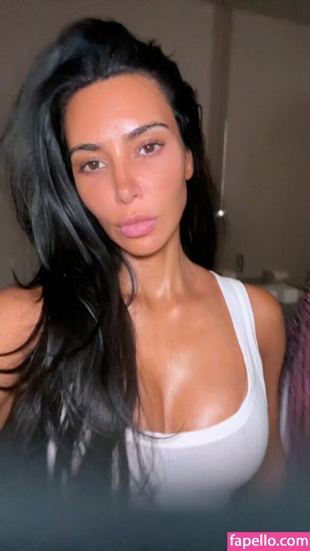 https://fapello.com/content/k/i/kim-kardashian/2000/kim-kardashian_1293.jpg