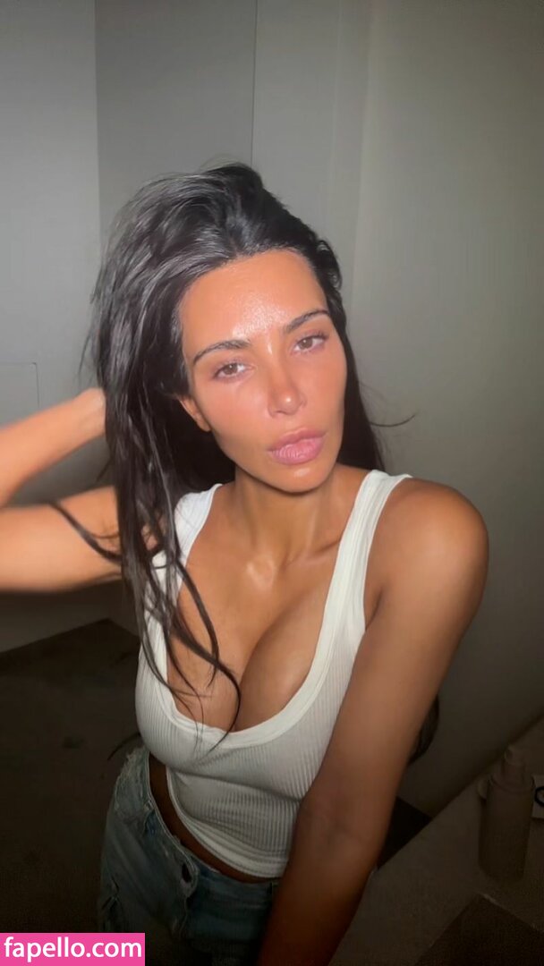 https://fapello.com/content/k/i/kim-kardashian/2000/kim-kardashian_1295.jpg
