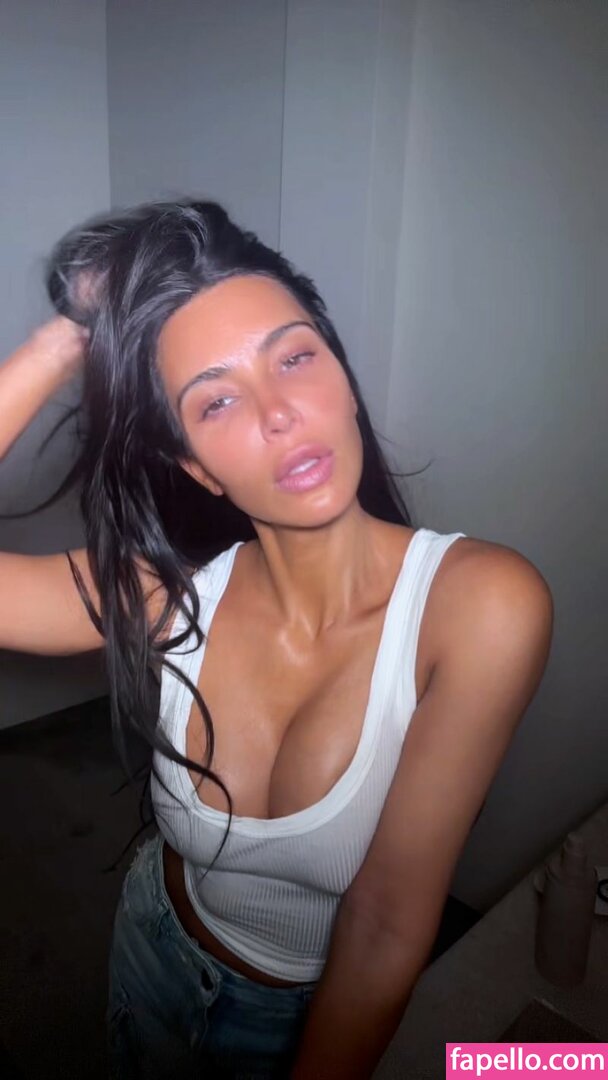 https://fapello.com/content/k/i/kim-kardashian/2000/kim-kardashian_1296.jpg