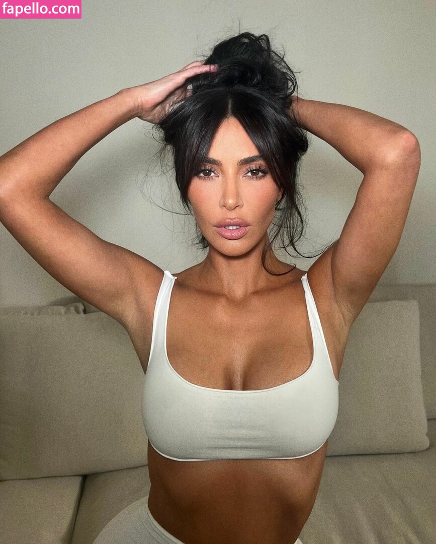 https://fapello.com/content/k/i/kim-kardashian/2000/kim-kardashian_1313.jpg