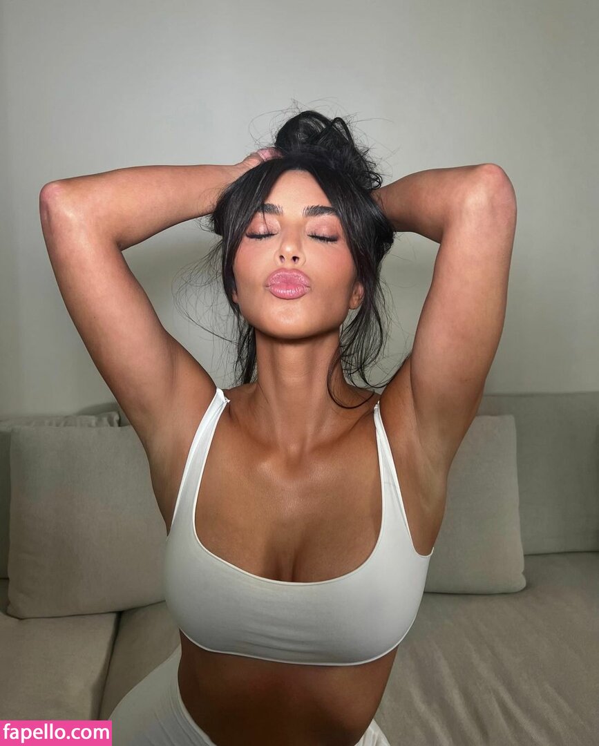 https://fapello.com/content/k/i/kim-kardashian/2000/kim-kardashian_1314.jpg