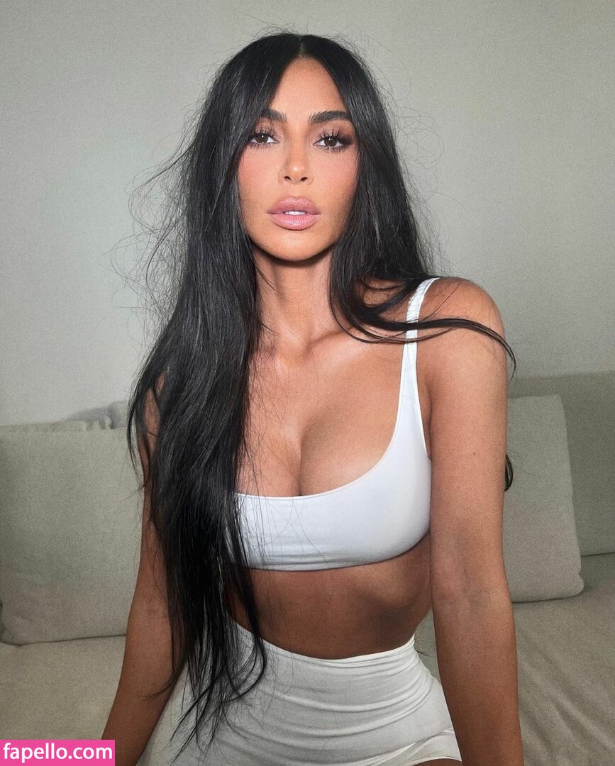 https://fapello.com/content/k/i/kim-kardashian/2000/kim-kardashian_1315.jpg