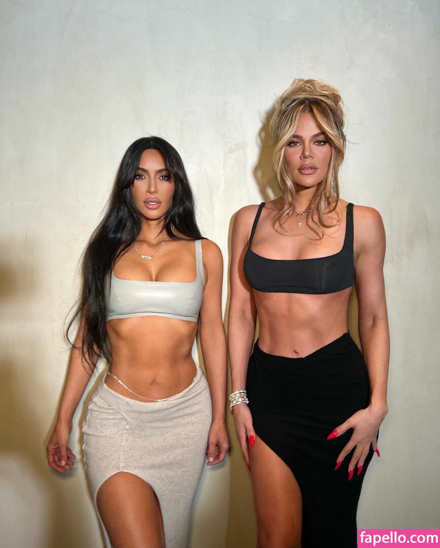 https://fapello.com/content/k/i/kim-kardashian/2000/kim-kardashian_1327.jpg
