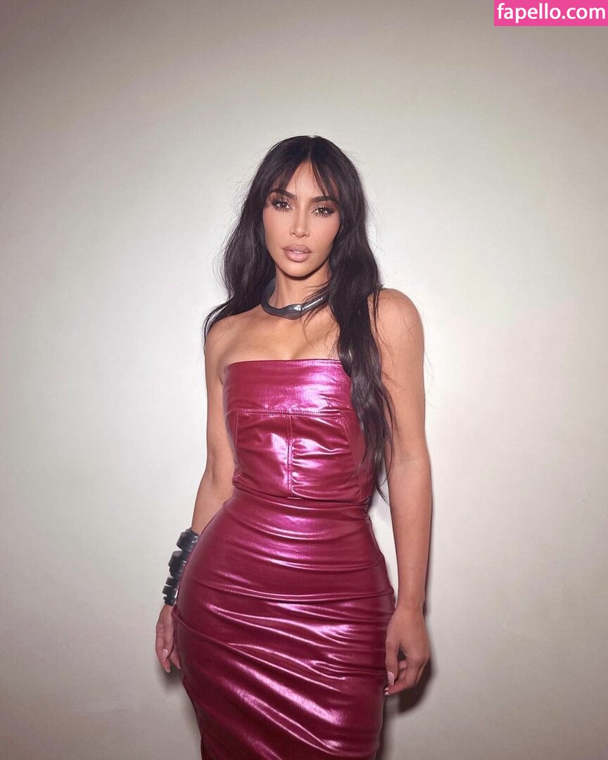 https://fapello.com/content/k/i/kim-kardashian/2000/kim-kardashian_1353.jpg
