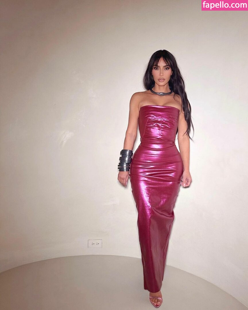 https://fapello.com/content/k/i/kim-kardashian/2000/kim-kardashian_1354.jpg